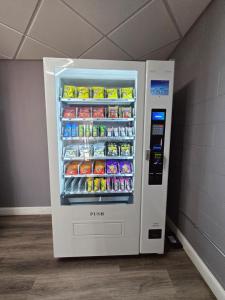 ein Automat mit Speisen und Getränken in einem Raum in der Unterkunft Saffron Inn in Auburn