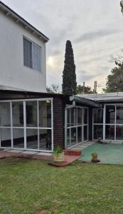 an exterior view of a house with a yard at Día y noche in Ezeiza