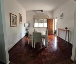 a dining room with a table and chairs at Día y noche in Ezeiza