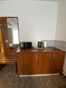 a room with a counter with a microwave and a mirror at Pokoje Hotel Diva 200 metrów do plaży in Kołobrzeg