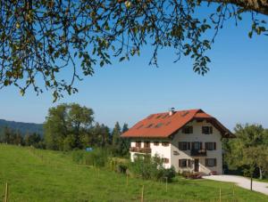 a house with a red roof on a green field at FerienwohnungenKRAINZ in Dobein