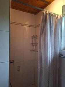 a shower with a white shower curtain in a bathroom at FerienwohnungenKRAINZ in Dobein