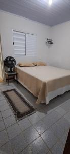 a bedroom with a large bed in a room at Recanto do Vô Dito e pet friendly in Camanducaia