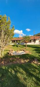 a group of people laying on the grass in a park at Recanto do Vô Dito e pet friendly in Camanducaia