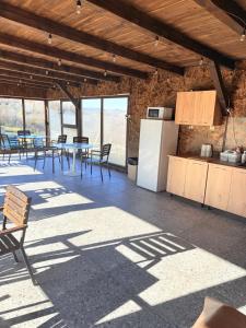 a room with a kitchen and a table and chairs at Escape in Ghelar