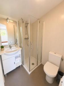 a bathroom with a shower and a toilet and a sink at Charmant studio avec piscine 4 personnes in Fréjus