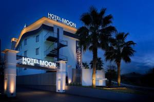 un hotel en la luna por la noche con palmeras en Hotel in the Moon (Adult Only) en Yokohama