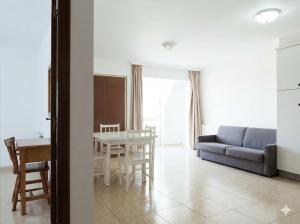 a living room with a couch and a table at Pensión Rey in Isla de Arosa