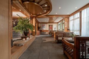a hallway with tables and benches in a restaurant at Lijiang Cloud Return Huiyi · On the Water Side Panoramic Hidden Inn (South Gate Mufu Branch) in Lijiang +74 photos