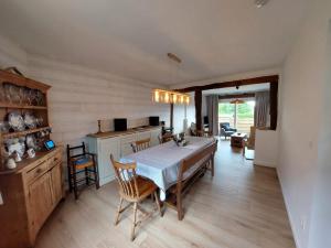 a kitchen and dining room with a table and chairs at Ma maison de famille in Saint-Hubert