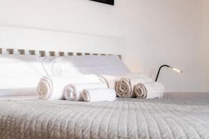 a pile of towels sitting on top of a bed at Rooftop Madreperla in Taranto