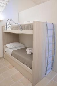 a bunk bed in a room with a bunk bed gmaxwell gmaxwell gmaxwell gmaxwell at Dimora Donizzetti in Martina Franca