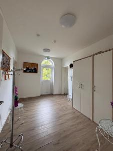 an empty living room with a door and wooden floors at Business Unterkunft Balje 567 - Monteur- & Ferienwohnung mit 7 Einzelbetten in Balje +11 photos