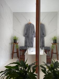 a room with two jackets hanging on a wall at Estância Shangri-La in Santa Teresa +83 photos