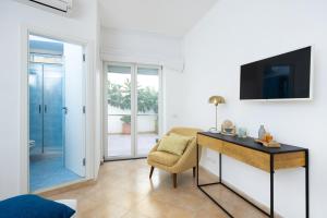 a room with a desk and a tv and a chair at Birago22Capri in Capri
