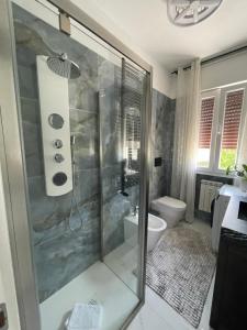 ein Badezimmer mit Dusche und Toilette in der Unterkunft Da Ion in Marghera + 16 Fotos