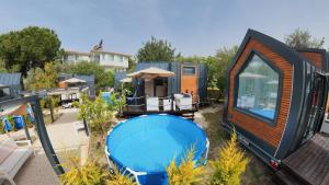 ein kleines Haus mit einem Pool in einem Garten in der Unterkunft Efe Tiny House in Serik