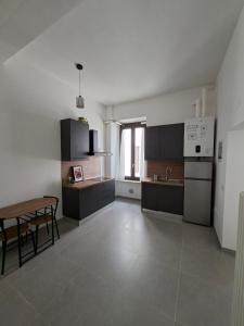 a large white kitchen with a table and a tableasteryasteryasteryasteryasteryastery at Dimora Tre Marie in LʼAquila