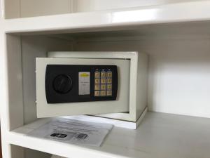 un forno a microonde in una mensola con un giornale di Hotel Cayman a Quito