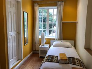 Letto o letti in una camera di Hotel Cayman