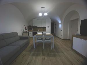 a living room with a couch and a table and a kitchen at La Casa di Lu & Li in Subiaco