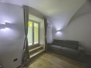 a living room with a couch and a window at La Casa di Lu & Li in Subiaco