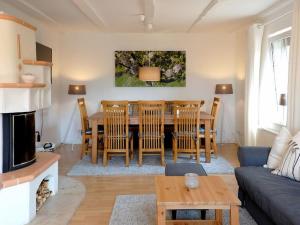 a living room with a dining room table and chairs at Apfelblüte - Ferienhaus - ABC321 in Klein Warin