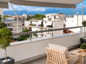 a balcony with a view of a city at Belvedere Penthouse Suite in Tríkala