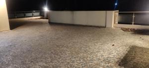 an empty room with a concrete floor and windows at Orchard Suite in VÄngaon
