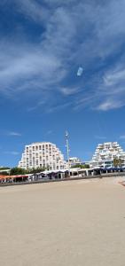 a kite flying in the sky over a beach at Vertige Bleu, Vue mer, Port, Plage, WI-FI, Clim, Centre ville, Commerces, Calme in La Grande Motte