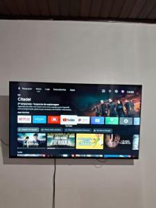 a flat screen tv sitting on top of a wall at Loft em São José in São José
