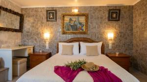 a bedroom with a bed and a picture on the wall at Laskas Apartment in Stalís