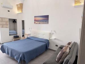 a bedroom with a bed and a couch at Monolocale Central Station in Brindisi