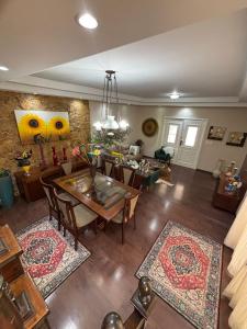 an aerial view of a living room with a dining room at Harmonia e Paz in São José dos Campos