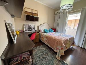 a bedroom with a bed with blue pillows on it at Harmonia e Paz in São José dos Campos