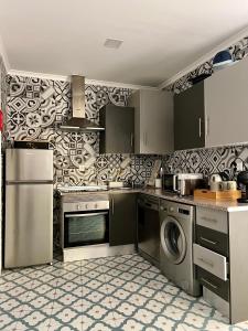 a kitchen with a washer and dryer in it at Elvas Centro Histórico Largo do Refúgio in Elvas