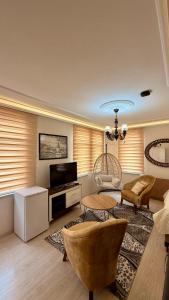 a living room with a couch and a table at İsgobya Dağ Evleri 101 in Macka