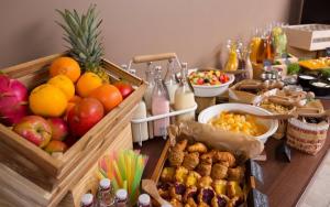ein Buffet mit Früchten und anderen Speisen auf einem Tisch in der Unterkunft Radisson Hotel Old Town Riga in Riga