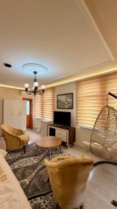 a living room with a couch and a table at İsgobya Dağ Evleri 101 in Macka