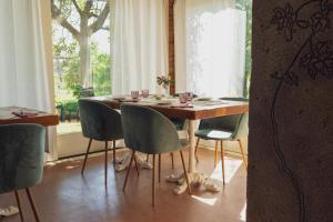 a dining room with a table and chairs and a window at Casa Tonello B&B in Zugliano