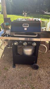 a grill sitting on top of a picnic table at La Motte Feuilly in La Motte-Feuilly