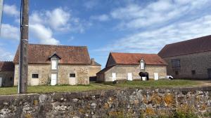 an old building with two horses in front of it at La Motte Feuilly in La Motte-Feuilly