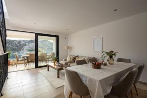 a living room with a table and a couch at Sunset Terrace Vinisce in Vinišće