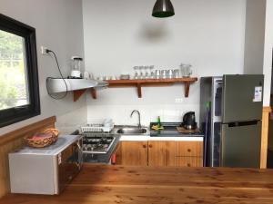 Köök või kööginurk majutusasutuses Cabañas El Roble Lican Ray