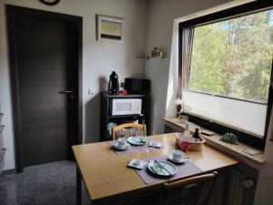 a dining room with a table and a window at Ferienwohnung Siegel in Heimweiler