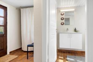 a white kitchen with a sink and a table at LF11979-Struer-Havstokken-9-a in Vemb