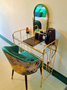 a dressing table with a chair and a mirror at L'Insolite in Gorges