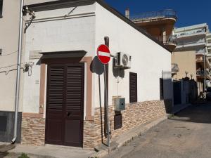 a no entry sign in front of a building at Casetta Villabate in Villabate