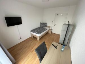 a room with a bed and a table with a chair at GrafOne Apartment in Waizenkirchen