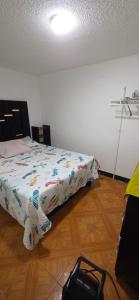 a bedroom with a bed in a room at Departamento central Lg in Pereira